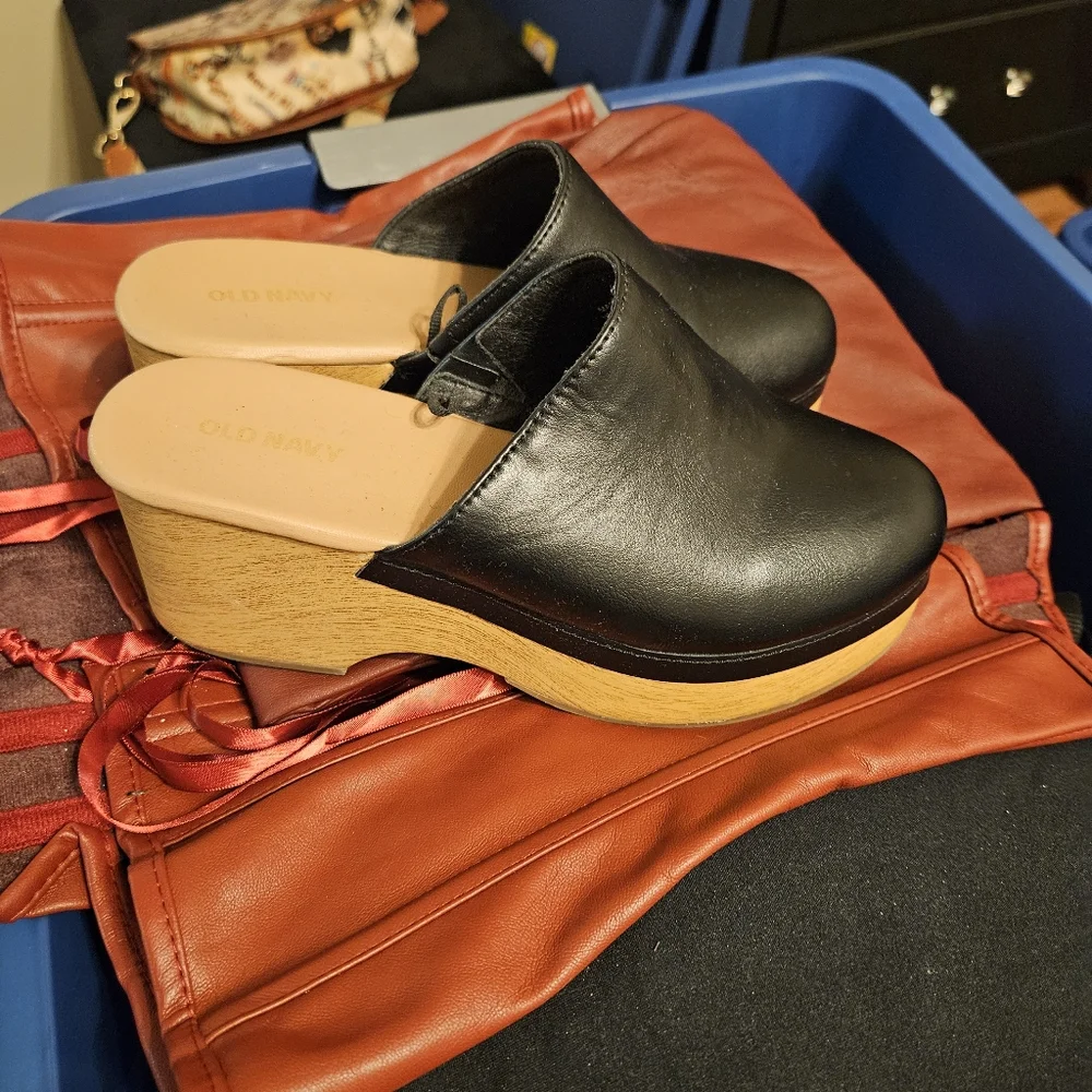 Clogs - Picture 2 of 3